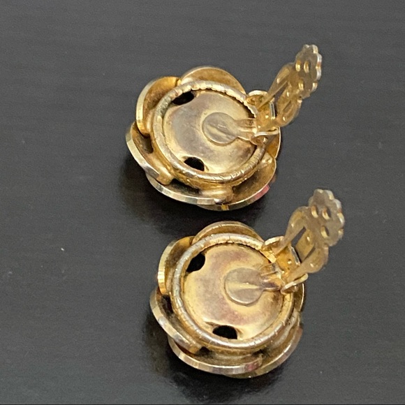 Vintage Unsigned Gold-tone Flower Button Clip On Earrings - Picture 13 of 13